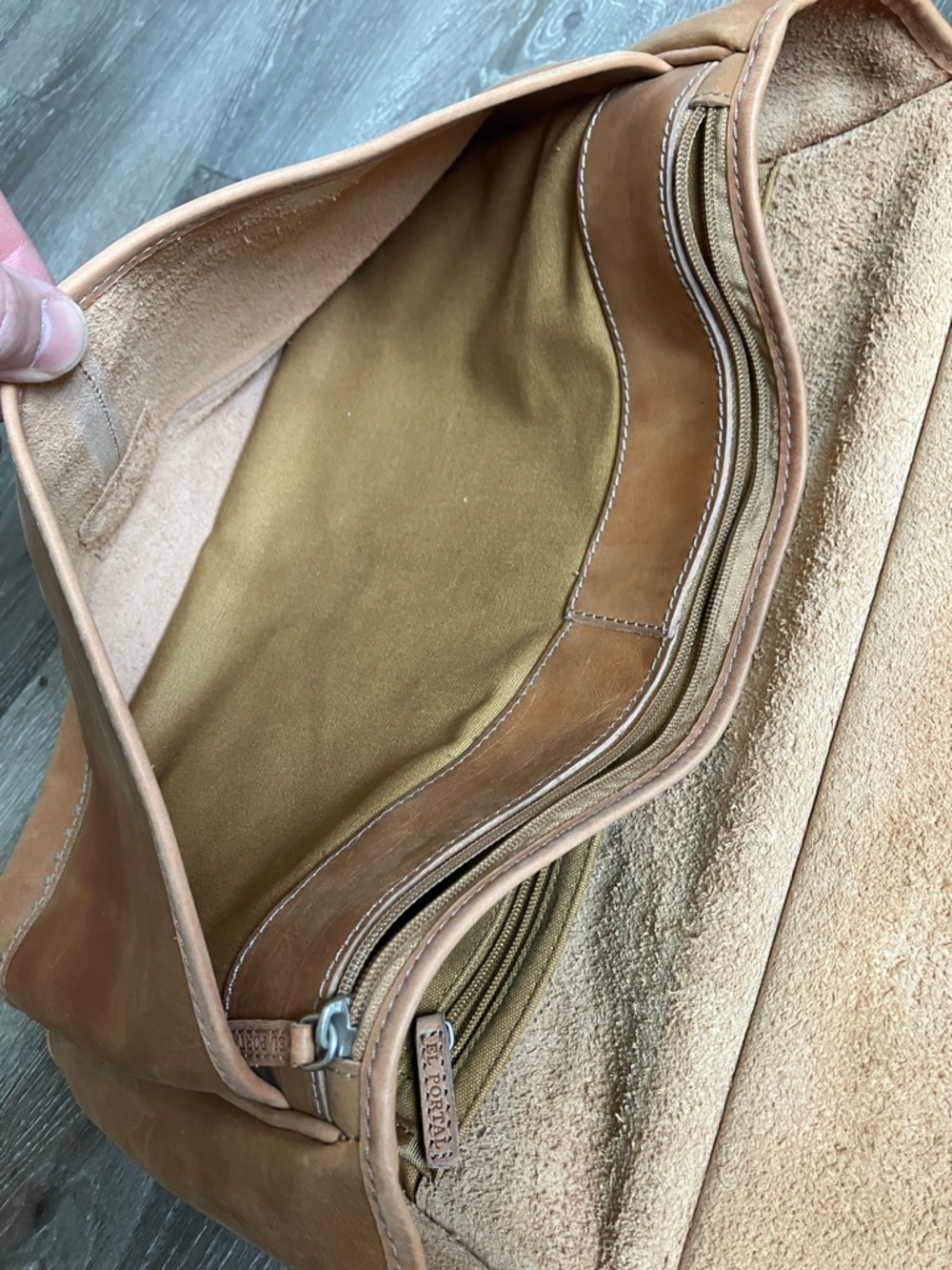 El Portal vintage Classic Tan Leather Messenger Bag - Picture 12 of 17
